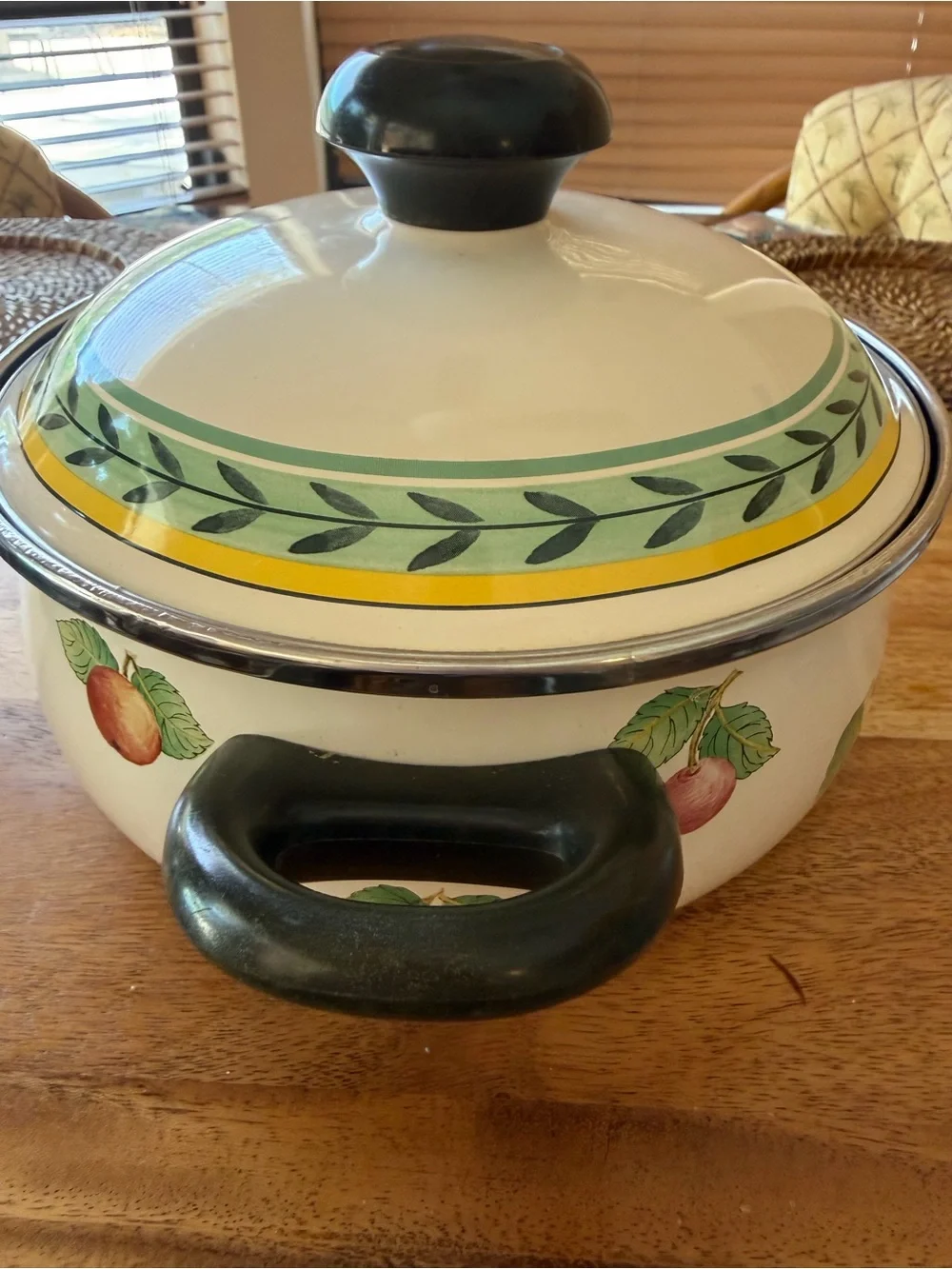 Villeroy & Boch Germany Cream Enamel Fruit-Pattern Stockpot 4 quart with Lid